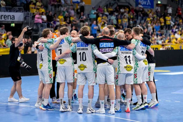 Sport Bilder des Tages Spieler vom SC Magdeburg, Jubel nach dem Schlusspfiff, Freude über den Sieg, Sieger, Gewinner, jubelt, jubeln, fröhlich, positiv, freut sich, freuen, optimistisch, Highlight, Action, Aktion, tanzen im Kreis, Teamkreis, Mannschaftskreis, 24.05.2026, Mannheim (Deutschland), Handball, Bundesliga, Rhein-Neckar Löwen - SC Magdeburg *** Players of SC Magdeburg, cheering after the final whistle, joy about the victory, winner, winner, cheers, cheering, cheerful, positive, happy, happy, optimistic, highlight, action, action, dancing in a circle, team circle, team circle, 24 05 2026, Mannheim Germany , Handball, Bundesliga, Rhein Neckar Löwen SC Magdeburg xozx