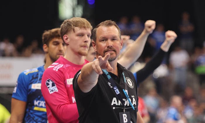 Stuttgart , Handball Daikin Bundesliga TVB Stuttgart vs. SG Flensburg-Handewitt , Trainer Misha Kaufmann ( TVB )