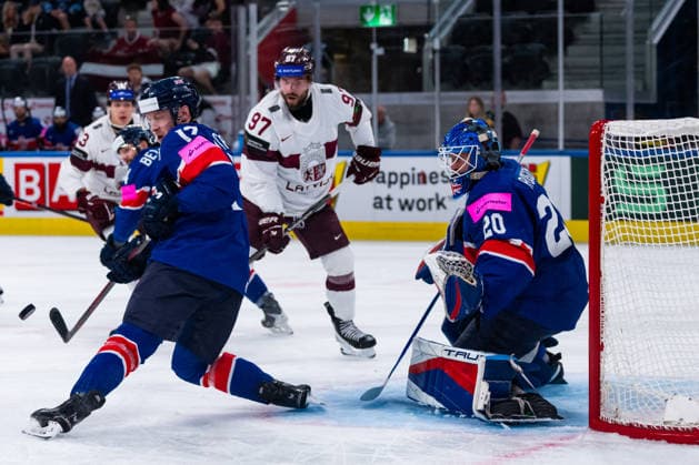 ZURICH, SWITZERLAND - MAY 24: Mark Richardson (Great Britain, 17) saving the puck from Haralds Egle (Latvia, 97) during the Preliminary Round - Group A Match 43 between Great Britain and Latvia at the IIHF Ice hockey, Eishockey World Championship, WM, Weltmeisterschaft 2026, Swiss Life Arena on May 24, 2026 in Zurich, Switzerland. Zurich Switzerland Copyright: xTimoxSteinx