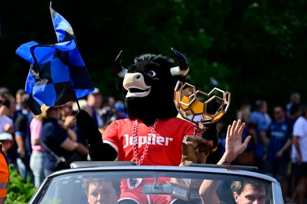 Club Brugge v KAA Gent - Jupiler Pro League Champions Play-Off BRUGGE, BELGIUM - MAY 24 : the Jupiler Pro League trophy arrives at the stadion during the Jupiler Pro League Champions Play-Off match between Club Brugge and KAA Gent on May 24, 2026 in Brugge, Belgium, 24 05 2026 Brugge Belgium  Copyright: xJanxDexMeuleneirx