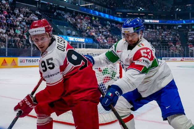 FRIBOURG, SWITZERLAND - MAY 24: Nick Olesen of Denmark L) against Alex Trivellato of Italy R) during the 2026 IIHF Ice hockey, Eishockey World Championship, WM, Weltmeisterschaft Switzerland game between Denmark and Italy at BCF Arena on May 24, 2026 in Fribourg, Fribourg. Fribourg BCF Arena Fribourg Switzerland Copyright: xJustPictures.ch JarixPestelaccix jp-en-EuSpIm-JP6_JAR_Denmark_Italy_24May2026_00025