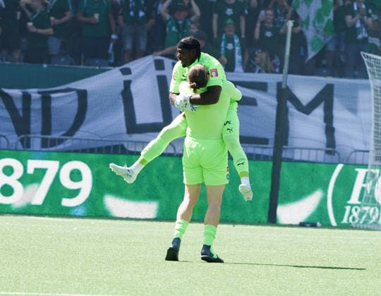 24.05.2026 Bern Schweiz.Fussball Herren Sason 2025 - 2026 Cupfinal FC St.Gallen - FC Stade Lausanne Ouchy St.Gallen ist Cupsieger. Bild Die Torhueter Lukas Walkowiak und Laurence Ati Zigi jubeln nach dem Scxhlusspfiff.