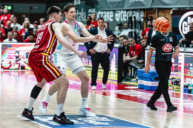 easyCredit Basketball Bundesliga, 4. Playoff-Viertelfinale: Fitness First Baskets Würzburg vs. Telekom Baskets Bonn, 24.05.2026 Patrick Heckmann (Telekom Baskets Bonn 33) und Christian Skladanowski (Würzburg 19) - easyCredit Basketball Bundesliga, 4. Playoff-Viertelfinale: Fitness First Baskets Würzburg vs. Telekom Baskets Bonn, 24.05.2026, Tectake Arena Würzburg Copyright: xBEAUTIFULxSPORTS Derixx