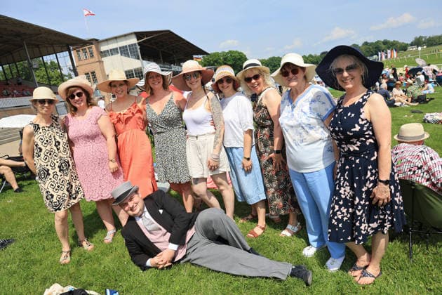 24.05.2026, Hoppegarten, Brandenburg, GER - Rennbahnbesucher am Fashion-Raceday. Galopprennbahn Hoppegarten. () 260524D700HOPPEGARTEN.JPG