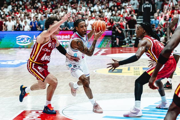 easyCredit Basketball Bundesliga, 4. Playoff-Viertelfinale: Fitness First Baskets Würzburg vs. Telekom Baskets Bonn, 24.05.2026 Jalen Finch (Telekom Baskets Bonn 0) gegen Brae Ivey (Würzburg 11) und Marcus Carr (Würzburg 5) - easyCredit Basketball Bundesliga, 4. Playoff-Viertelfinale: Fitness First Baskets Würzburg vs. Telekom Baskets Bonn, 24.05.2026, Tectake Arena Würzburg Copyright: xBEAUTIFULxSPORTS Derixx