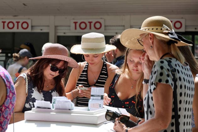 24.05.2026, Hoppegarten, Brandenburg, GER - Frauen mit Hut beim Wetten. Galopprennbahn Hoppegarten. () 260524D701HOPPEGARTEN.JPG