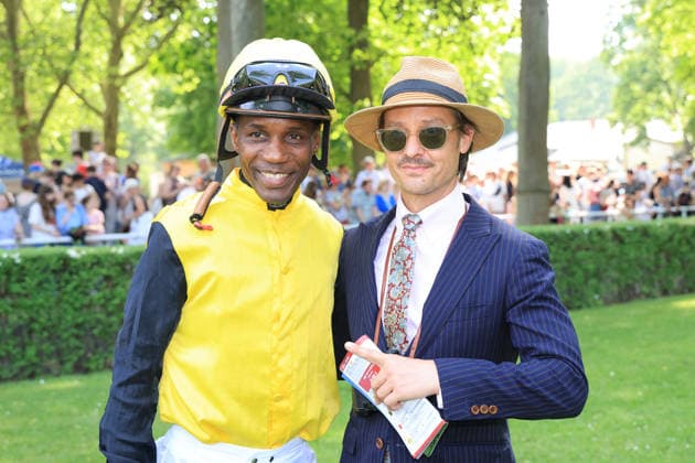 24.05.2026, Hoppegarten, Brandenburg, GER - Jockey Eduardo Pedroza mit Schauspieler Tom Schilling im Fuehrring. Galopprennbahn Hoppegarten. () 260524D702HOPPEGARTEN.JPG