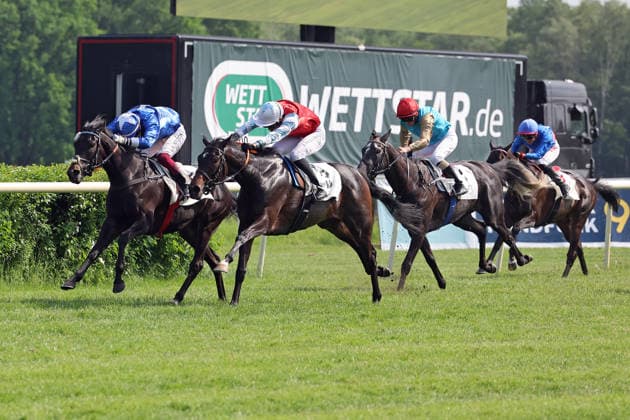 24.05.2026, Hoppegarten, Brandenburg, GER - Gua Lipa (links) mit Andrea Ricupa gewinnt das Diana-Trial. Galopprennbahn Hoppegarten. () 260524D703HOPPEGARTEN.JPG