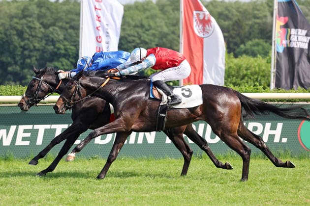24.05.2026, Hoppegarten, Brandenburg, GER - Gua Lipa (links) mit Andrea Ricupa gewinnt das Diana-Trial. Galopprennbahn Hoppegarten. () 260524D703HOPPEGARTEN.JPG