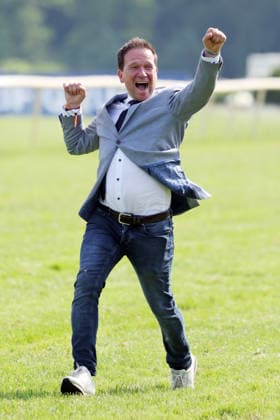 24.05.2026, Hoppegarten, Brandenburg, GER - Trainer Andreas Suborics jubelt nach dem Sieg von Gua Lipa im Diana-Trial. Galopprennbahn Hoppegarten. () 260524D712HOPPEGARTEN.JPG
