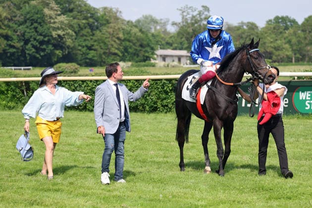 24.05.2026, Hoppegarten, Brandenburg, GER - Gua Lipa mit Andrea Ricupa, Trainer Andreas Suborics und Besitzerin Nicole Safarowsky nach dem Sieg im Diana-Trial. Galopprennbahn Hoppegarten. () 260524D714HOPPEGARTEN.JPG