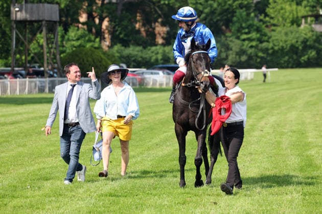 24.05.2026, Hoppegarten, Brandenburg, GER - Gua Lipa mit Andrea Ricupa, Trainer Andreas Suborics und Besitzerin Nicole Safarowsky nach dem Sieg im Diana-Trial. Galopprennbahn Hoppegarten. () 260524D715HOPPEGARTEN.JPG