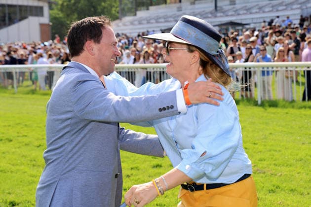 24.05.2026, Hoppegarten, Brandenburg, GER - Trainer Andreas Suborics jubelt mit Besitzerin Nicole Safarowsky nach dem Sieg von Gua Lipa im Diana-Trial. Galopprennbahn Hoppegarten. () 260524D716HOPPEGARTEN.JPG