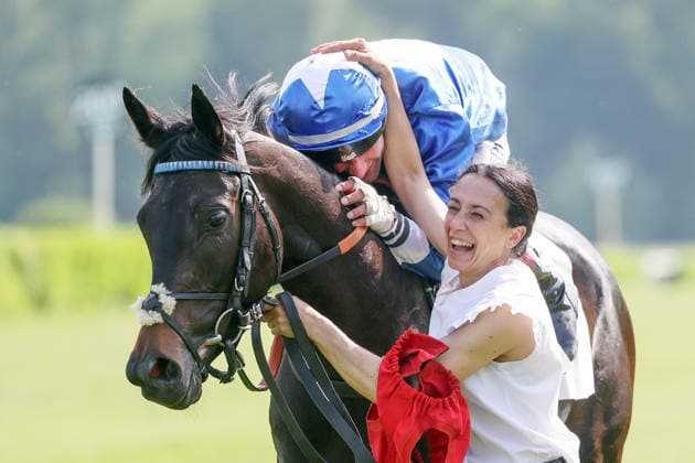 24.05.2026, Hoppegarten, Brandenburg, GER - Gua Lipa mit Andrea Ricupa nach dem Sieg im Diana-Trial. Galopprennbahn Hoppegarten. () 260524D717HOPPEGARTEN.JPG