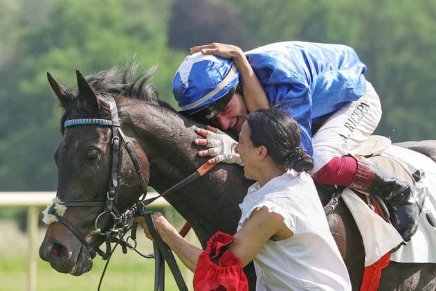 24.05.2026, Hoppegarten, Brandenburg, GER - Gua Lipa mit Andrea Ricupa nach dem Sieg im Diana-Trial. Galopprennbahn Hoppegarten. () 260524D719HOPPEGARTEN.JPG
