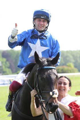 24.05.2026, Hoppegarten, Brandenburg, GER - Gua Lipa mit Andrea Ricupa nach dem Sieg im Diana-Trial. Galopprennbahn Hoppegarten. () 260524D717HOPPEGARTEN.JPG