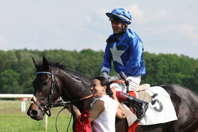 24.05.2026, Hoppegarten, Brandenburg, GER - Gua Lipa mit Andrea Ricupa nach dem Sieg im Diana-Trial. Galopprennbahn Hoppegarten. () 260524D719HOPPEGARTEN.JPG