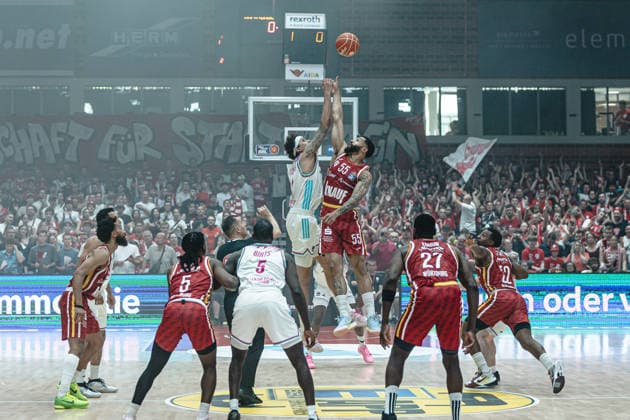 easyCredit Basketball Bundesliga, 4. Playoff-Viertelfinale: Fitness First Baskets Würzburg vs. Telekom Baskets Bonn, 24.05.2026 Hochball zum Spiel - easyCredit Basketball Bundesliga, 4. Playoff-Viertelfinale: Fitness First Baskets Würzburg vs. Telekom Baskets Bonn, 24.05.2026, Tectake Arena Würzburg Copyright: xBEAUTIFULxSPORTS Derixx