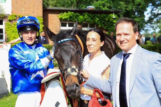 24.05.2026, Hoppegarten, Brandenburg, GER - Gua Lipa mit Andrea Ricupa und Trainer Andreas Suborics nach dem Sieg im Diana-Trial. Galopprennbahn Hoppegarten. () 260524D722HOPPEGARTEN.JPG