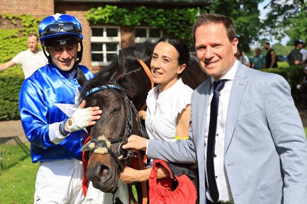 24.05.2026, Hoppegarten, Brandenburg, GER - Gua Lipa mit Andrea Ricupa und Trainer Andreas Suborics nach dem Sieg im Diana-Trial. Galopprennbahn Hoppegarten. () 260524D722HOPPEGARTEN.JPG