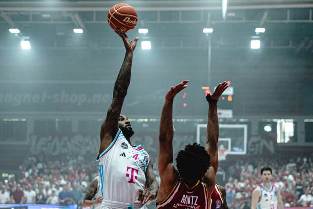 easyCredit Basketball Bundesliga, 4. Playoff-Viertelfinale: Fitness First Baskets Würzburg vs. Telekom Baskets Bonn, 24.05.2026 Jeff Garrett Jr. (Telekom Baskets Bonn 4) beim Korbwurf - easyCredit Basketball Bundesliga, 4. Playoff-Viertelfinale: Fitness First Baskets Würzburg vs. Telekom Baskets Bonn, 24.05.2026, Tectake Arena Würzburg Copyright: xBEAUTIFULxSPORTS Derixx
