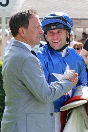 24.05.2026, Hoppegarten, Brandenburg, GER - Trainer Andreas Suborics gratuliert Jockey Andrea Ricupa nach dem Sieg mit Gua Lipa im Diana-Trial. Galopprennbahn Hoppegarten. () 260524D724HOPPEGARTEN.JPG