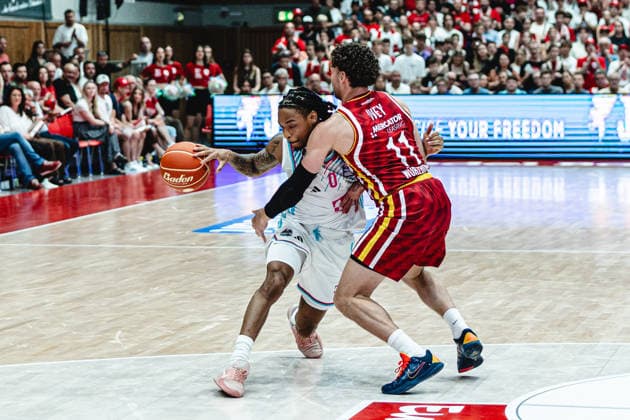 easyCredit Basketball Bundesliga, 4. Playoff-Viertelfinale: Fitness First Baskets Würzburg vs. Telekom Baskets Bonn, 24.05.2026 Jalen Finch (Telekom Baskets Bonn 0) und Brae Ivey (Würzburg 11) - easyCredit Basketball Bundesliga, 4. Playoff-Viertelfinale: Fitness First Baskets Würzburg vs. Telekom Baskets Bonn, 24.05.2026, Tectake Arena Würzburg Copyright: xBEAUTIFULxSPORTS Derixx