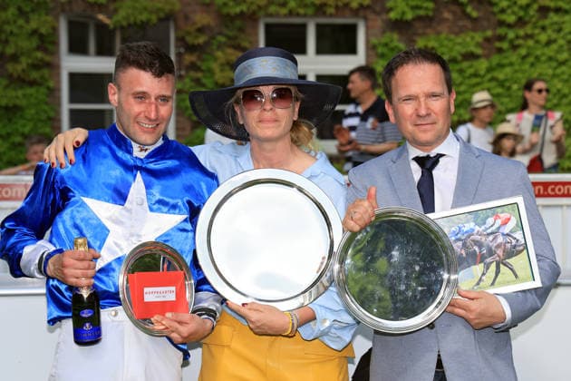 24.05.2026, Hoppegarten, Brandenburg, GER - Siegerehrung: Gua Lipa mit Andrea Ricupa gewinnt das Diana-Trial. Galopprennbahn Hoppegarten. () 260524D726HOPPEGARTEN.JPG
