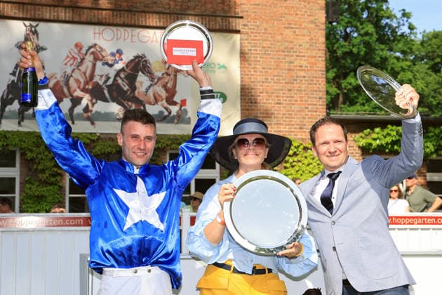 24.05.2026, Hoppegarten, Brandenburg, GER - Siegerehrung: Gua Lipa mit Andrea Ricupa gewinnt das Diana-Trial. Galopprennbahn Hoppegarten. () 260524D726HOPPEGARTEN.JPG