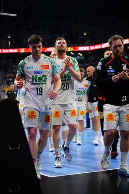 Philipp Weber ( 20) und Albin Lagergren ( 21) vom SC Magdeburg laufen in weißen Trikots gemeinsam vom Spielfeld der SAP Arena. Weitere Magdeburg-Spieler, darunter 19 Elvar Örn Jonsson, folgen der Mannschaft in die Kabine. Philipp Weber ( 20; SC Magdeburg) und Albin Lagergren ( 21; SC Magdeburg) verlassen das Spielfeld