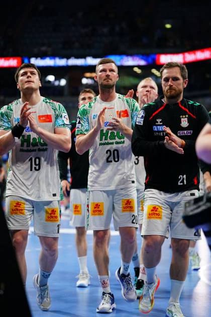 Philipp Weber ( 20) und Albin Lagergren ( 21) vom SC Magdeburg laufen nach dem Spiel in der SAP Arena klatschend Richtung Fans. Links daneben ist Elvar Örn Jonsson ( 19) zu sehen. Philipp Weber ( 20) und Albin Lagergren ( 21; SC Magdeburg) applaudieren den Fans