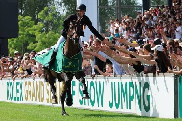 Sieger, 1. Platz, Richard Vogel (GER) mit Pferd United Touch S, Rolex Grand Slam of Show Jumping, Siegerehrung, Ehrenrunde, Abklatschen mit den Fans Springprüfung mit zwei Umläufen und Stechen , Weltfest des Pferdesports, World Equestrian Festival, TSCHIO Aachen 2026, TSCHIO statt CHIO 2026, Aachener Soers, 22. bis 24. Mai 2026, Reitsport, 24.05.2026, Aachen Aachener Soers Deutschland
