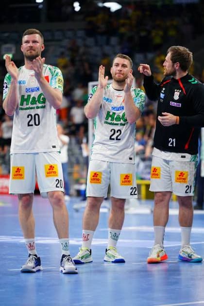 Philipp Weber ( 20) und Lukas Mertens ( 22) vom SC Magdeburg applaudieren nach dem Spiel in der SAP Arena den Zuschauern. Neben ihnen steht Albin Lagergren ( 21) ebenfalls im weißen Magdeburg-Trikot. Philipp Weber ( 20) und Lukas Mertens ( 22; SC Magdeburg) applaudieren den Fans