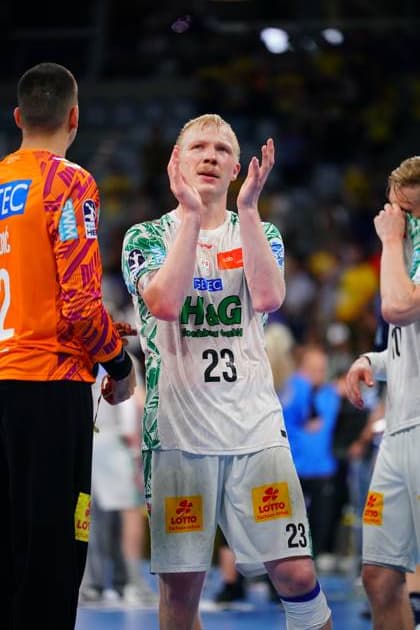 Magnus Saugstrup ( 23) vom SC Magdeburg applaudiert nach dem Spiel in der SAP Arena, links steht Torhüter Matej Mandi? im orangefarbenen Torwarttrikot. Im Hintergrund ist ein weiterer Magdeburg-Spieler im weißen Trikot zu sehen. Magnus Saugstrup ( 23; SC Magdeburg) applaudiert nach dem Spiel