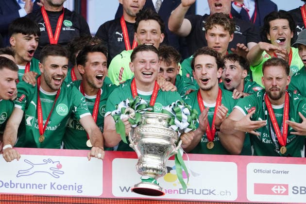24.05.2026 Bern Schweiz.Fussball Herren Sason 2025 - 2026 Cupfinal FC St.Gallen - FC Stade Lausanne Ouchy St.Gallen ist Cupsieger. Bild . Alessandro Vogt mit Pokal