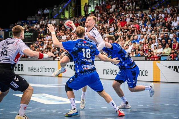 Simon Pytlick (SG Flensburg-Handewitt, 02) vs. Linus Schmid (TVB Stuttgart, 18) und Samuel Roethlisberger (TVB Stuttgart, 17) GER, TVB Stuttgart - SG Flensburg-Handewitt, DAIKIN HBL, Handball, Bundesliga, 32. Spieltag, Spielzeit 2025 2026, 24.05.2026 GER, TVB Stuttgart - SG Flensburg-Handewitt, DAIKIN HBL, Handball, Bundesliga, 32. Spieltag, Spielzeit 2025 2026, 24.05.2026 Stuttgart Copyright: xSandyxDinkelackerx EP_SDR