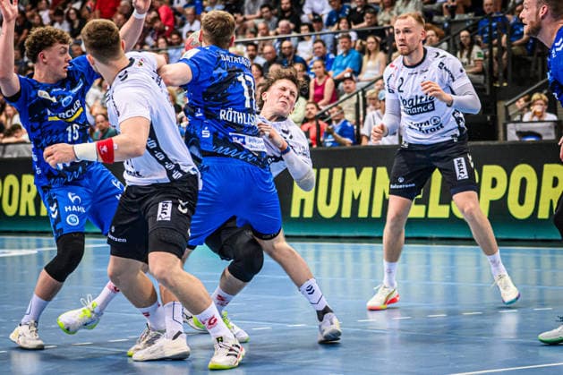 Lasse Moller (SG Flensburg-Handewitt, 64) versucht an Samuel Roethlisberger (TVB Stuttgart, 17) vorbeizukommen, re. noch: Simon Pytlick (SG Flensburg-Handewitt, 02) GER, TVB Stuttgart - SG Flensburg-Handewitt, DAIKIN HBL, Handball, Bundesliga, 32. Spieltag, Spielzeit 2025 2026, 24.05.2026 GER, TVB Stuttgart - SG Flensburg-Handewitt, DAIKIN HBL, Handball, Bundesliga, 32. Spieltag, Spielzeit 2025 2026, 24.05.2026 Stuttgart Copyright: xSandyxDinkelackerx EP_SDR