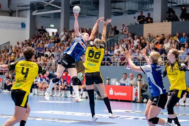 Blomberg, 24.05.2026, Handball, Frauen, Alsco Handball Bundesliga, Playoff, Finale Spiel 2, 2025 2026: HSG Blomberg-Lippe BVB Borussia Dortmund Nieke Kühne (HSG Blomberg-Lippe, 9) beim Wurf aus dem Rückraum Blomberg Sporthalle an der Ulmenallee NRW Germany