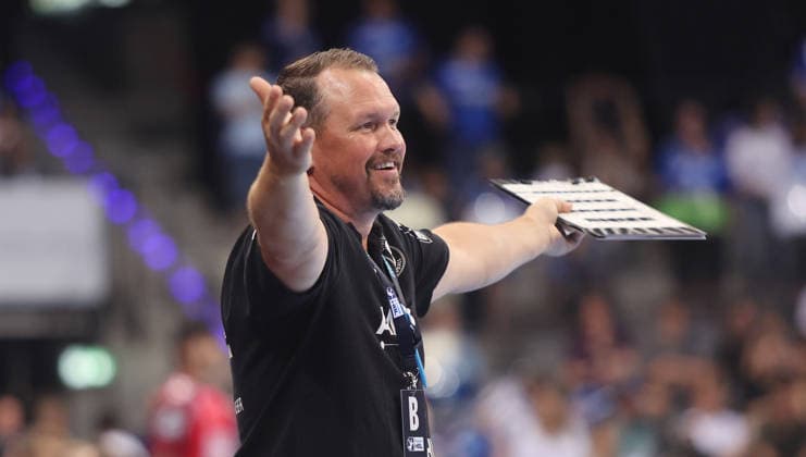 Stuttgart , Handball Daikin Bundesliga TVB Stuttgart vs. SG Flensburg-Handewitt , Trainer Misha Kaufmann ( TVB )