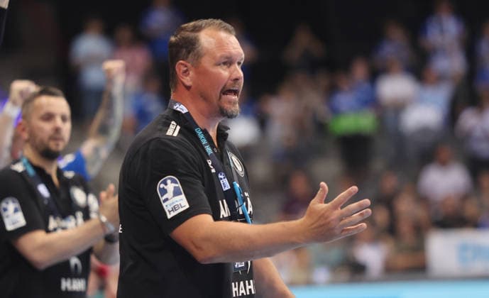 Stuttgart , Handball Daikin Bundesliga TVB Stuttgart vs. SG Flensburg-Handewitt , Trainer Misha Kaufmann ( TVB )
