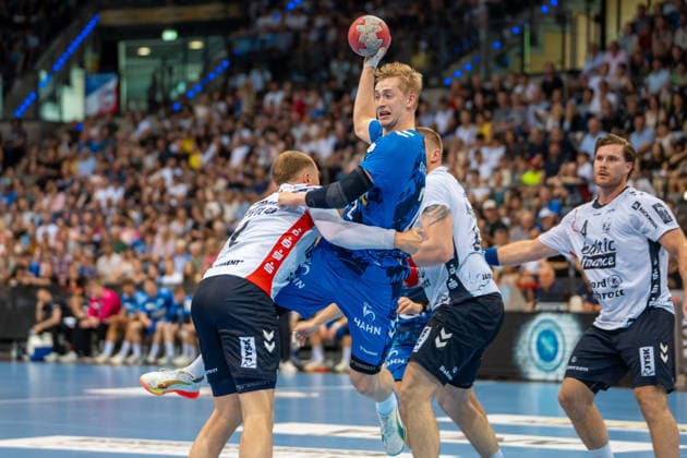 Handball I Herren I Saison 2025-2026 I Bundesliga I 32. Spieltag I TVB Stuttgart - SG Flensburg-Handewitt I 24.05.2026 Torben Matzken (22, TVB Stuttgart) im Wurf Stuttgart Porsche Arena Baden-Württemberg Deutschland Copyright: xLobeca MaxxPetershansx