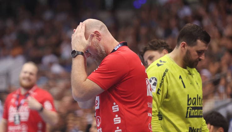 Stuttgart , Handball Daikin Bundesliga TVB Stuttgart vs. SG Flensburg-Handewitt , Trainer Ales Pajovic ( Flens )