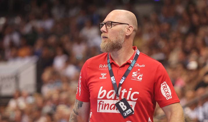 Stuttgart , Handball Daikin Bundesliga TVB Stuttgart vs. SG Flensburg-Handewitt , Trainer Ales Pajovic ( Flensburg )