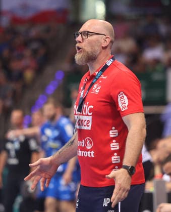 Stuttgart , Handball Daikin Bundesliga TVB Stuttgart vs. SG Flensburg-Handewitt , Trainer Ales Pajovic ( Flensburg )