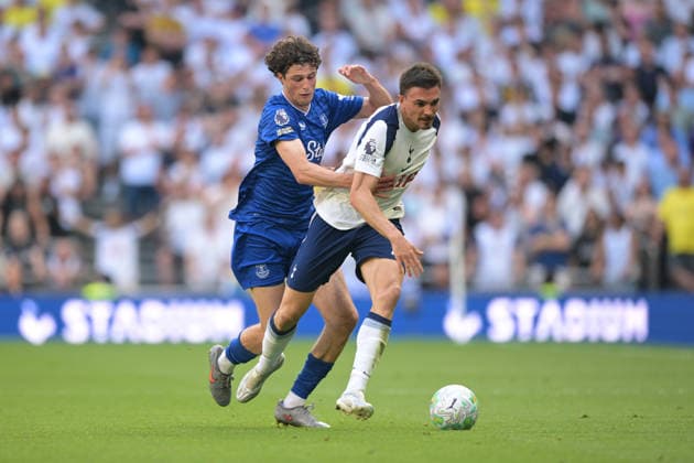 Spurs vs Everton, Premier League Tottenham Hotspur Stadium London.Joao Palhinha of Tottenham Hotspur and Merlin Rohl of Everton during the Spurs vs Everton final match of the 2025 26 Premier League season London Tottenham Hotspur Stadium UK Copyright: xMartinxDaltonx Spurs_vs_Everton_240526_MD_185