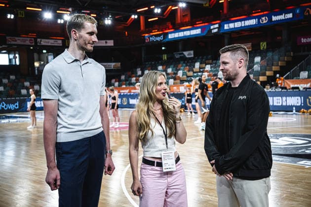 1. Basketball Bundesliga, easyCredit BBL, Saison 2025 2026, Herren, Playoffs, Viertelfinale, Spiel 4, 24.05.2026, RASTA Vechta - ALBA Berlin Philipp Hartwich (DYN Experte), Lina Lindner und Sebastian Meichsner (Moderator DYN Media) vor der Partie Vechta RASTA Dome Niedersachsen Deutschland