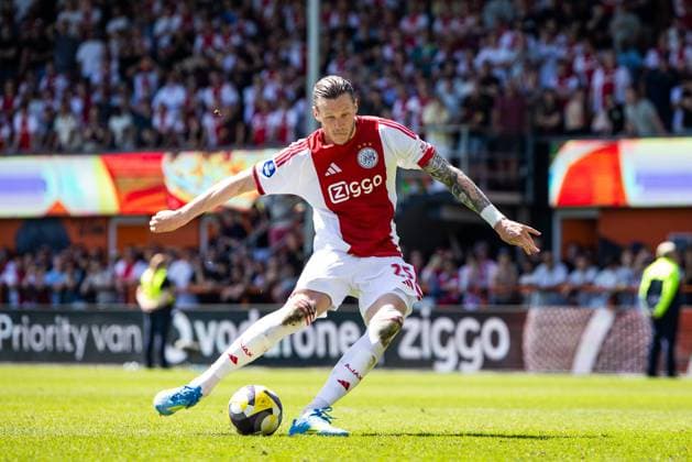 VOLENDAM - Wout Weghorst or Ajax takes a penalty during the Conference League play-off final match between AFC Ajax and FC Utrecht at the Kras Stadium on May 24, 2026, in Volendam, the Netherlands. SONNY LENSEN ANP Play-offs Conference League - FINAL 2025-2026 xVIxANPxSportx xxANPxIVx 559243971 originalFilename: 559243971.jpg