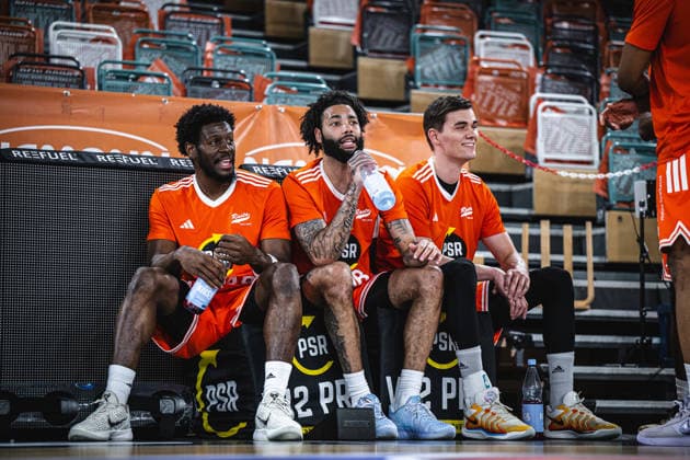 1. Basketball Bundesliga, easyCredit BBL, Saison 2025 2026, Herren, Playoffs, Viertelfinale, Spiel 4, 24.05.2026, RASTA Vechta - ALBA Berlin TJ Bamba ( 5 - RASTA Vechta), Tevin Brown ( 10 - RASTA Vechta) und Joschka Ferner ( 9 - RASTA Vechta) vor der Partie Vechta RASTA Dome Niedersachsen Deutschland