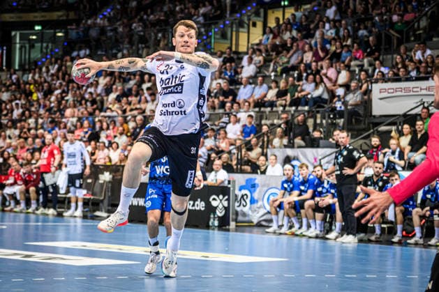 Emil Jakobsen (SG Flensburg-Handewitt, 31) vs. Mateusz Kornecki (TVB Stuttgart, 01) GER, TVB Stuttgart - SG Flensburg-Handewitt, DAIKIN HBL, Handball, Bundesliga, 32. Spieltag, Spielzeit 2025 2026, 24.05.2026 GER, TVB Stuttgart - SG Flensburg-Handewitt, DAIKIN HBL, Handball, Bundesliga, 32. Spieltag, Spielzeit 2025 2026, 24.05.2026 Stuttgart Copyright: xSandyxDinkelackerx EP_SDR