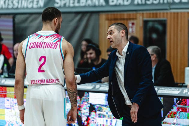easyCredit Basketball Bundesliga, 4. Playoff-Viertelfinale: Fitness First Baskets Würzburg vs. Telekom Baskets Bonn, 24.05.2026 Marko Stankovic (Telekom Baskets Bonn Head Coach) mit der Extra-Ansage an Alijah Comithier (Telekom Baskets Bonn 2) - easyCredit Basketball Bundesliga, 4. Playoff-Viertelfinale: Fitness First Baskets Würzburg vs. Telekom Baskets Bonn, 24.05.2026, Tectake Arena Würzburg Copyright: xBEAUTIFULxSPORTS Derixx